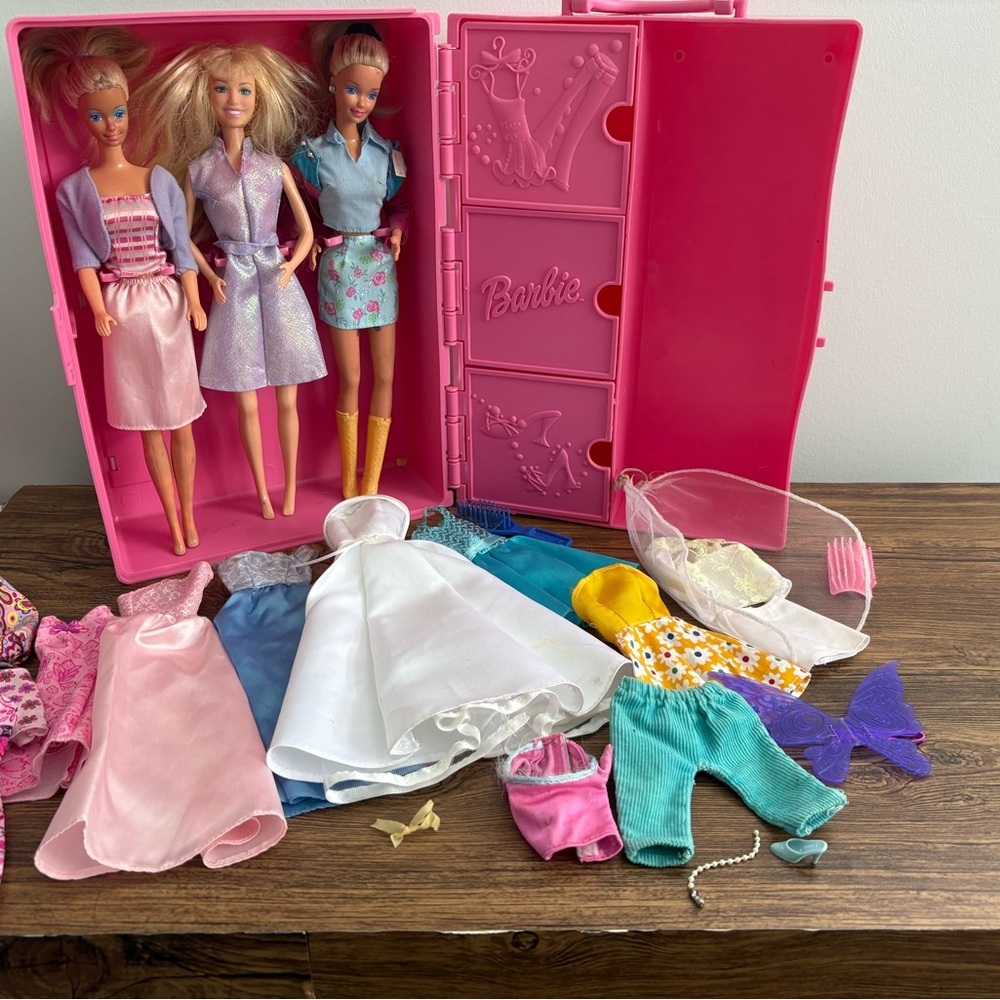 Vintage Barbie Trunk Case + 3 Barbies + Clothes & Accessories Bundle